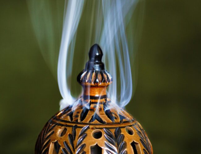 Oud Wood in Modern Industries: 10 Innovative Applications of This Rare and Aromatic Resource